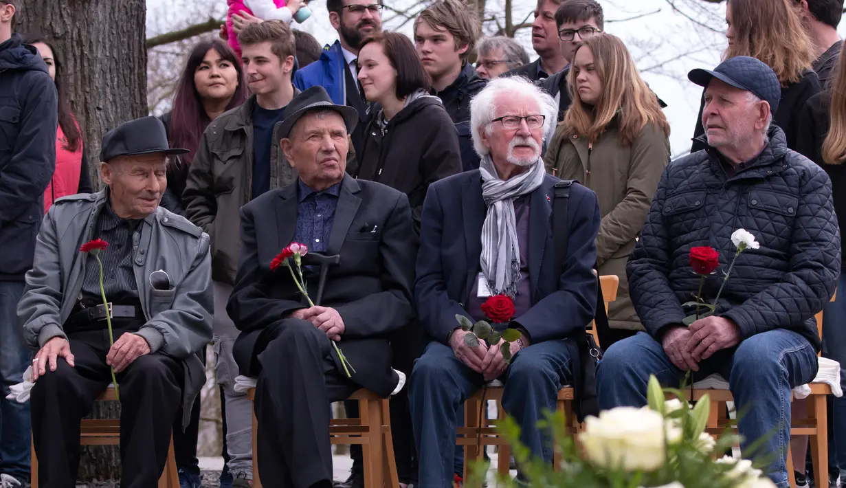 Mantan korban kamp konsentrasi Nazi berkumpul untuk memperingati 73 tahun pembebasan di bekas kamp konsentrasi Nazi Mittelbau Dora, Jerman (11/4). (AP Photo / Jens Meyer)