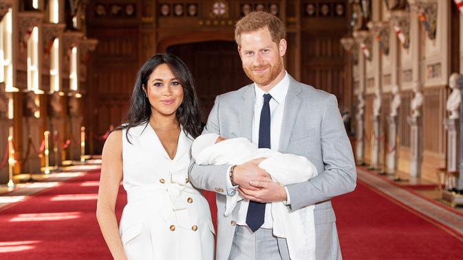 Pangeran Harry dan istrinya, Meghan Markle saat memperkenalkan bayi mereka (Dominic Lipinski/AP)