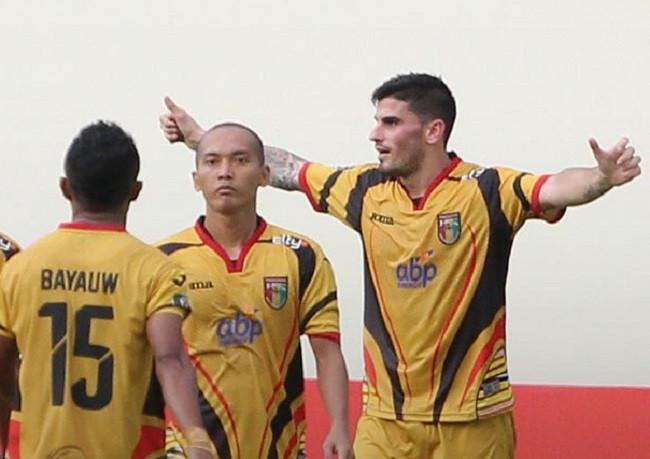 Penyerang Mitra Kukar Fernando Rodriguez Ortega (kanan). (Dok Mitra Kukar)