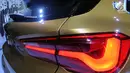 Lampu belakang BMW X2 First-ever seri terbaru saat peluncuran di Jakarta, Rabu (31/10). First-ever BMW X2 adalah Sports Activity Coupe yang bisa melaju berbagai medan yang di bandrol dengan harga RP 839 juta. (Merdeka.com/Dwi Narwoko)