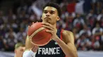 Pebasket Prancis, Victor Wembanyama memegang bola saat Kualifikasi Piala Dunia Basket 2023 melawan Lithuania di Trelaze, Prancis, 26 Februari 2023. Wembanyama saat ini bermain untuk klub Prancis, Boulogne-Levallois Metropolitans 92. Pemain kelahiran 2004 tersebut digadang-gadang menjadi draft pick pertama NBA 2023. (AFP/Jean-Francois Monier)