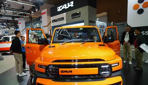 Di sisi lain merek China, iCar, meluncurkan model V23, dan merek Vietnam VinFast luncurkan MPV 7-seater terbarunya Limo Green. Tampak dalam foto, pengunjung melihat iCar V23, kendaraan listrik dari sub-merek produsen mobil Tiongkok, Chery Group, selama Pameran Motor Internasional Indonesia di Jakarta, Sabtu 7 Februari 2026. (AP Photo/Tatan Syuflana)