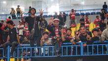 Suporter Madura United lakukan Tellasan Topak di laga kontra Persija pada ajang BRI Liga 1 2024/2025. (Bola.com/Wahyu Pratama)