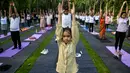 Kata yoga itu sendiri berasal dari bahasa Sansekerta yang berarti menyatukan. Yoga melambangkan penyatuan antara tubuh dan kesadaran. (Arun SANKAR/AFP)