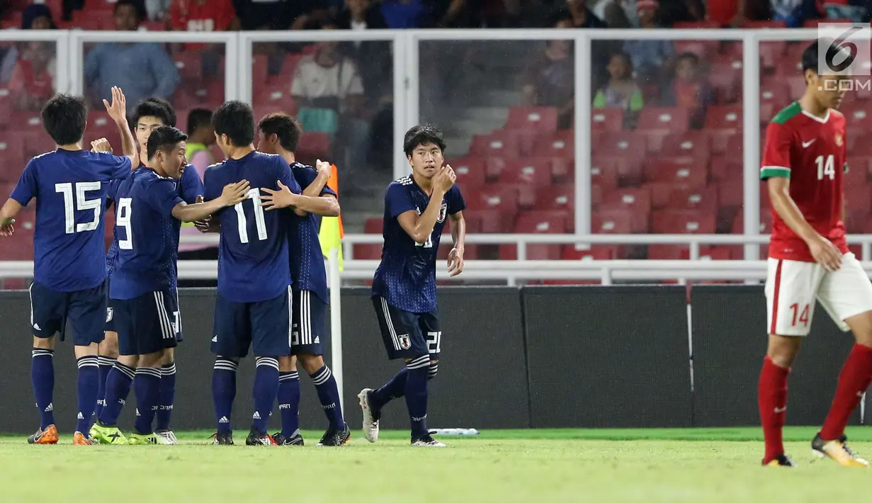 Pesepak bola Jepang U-19 merayakan selebrasi usai mencetak gol ke gawang Timnas Indonesia U-19 pada laga uji coba babak pertama di Stadion Utama GBK, Jakarta, Minggu (25/3). Babak pertama Timnas Indonesia kalah 0-1 (Liputan6.com/Angga Yuniar)