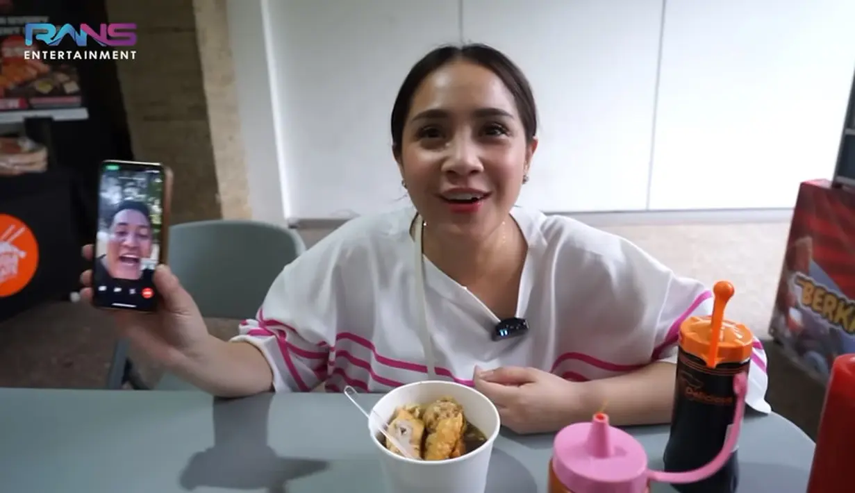 Sedangkan di kanal Rans Entertainment  milik Nagita Slavina dan Raffi  Ahmad, tampak Merry juga melakukan video call dengan bos perempuannya,  Nagita. [Youtube/Rans Entertainment]