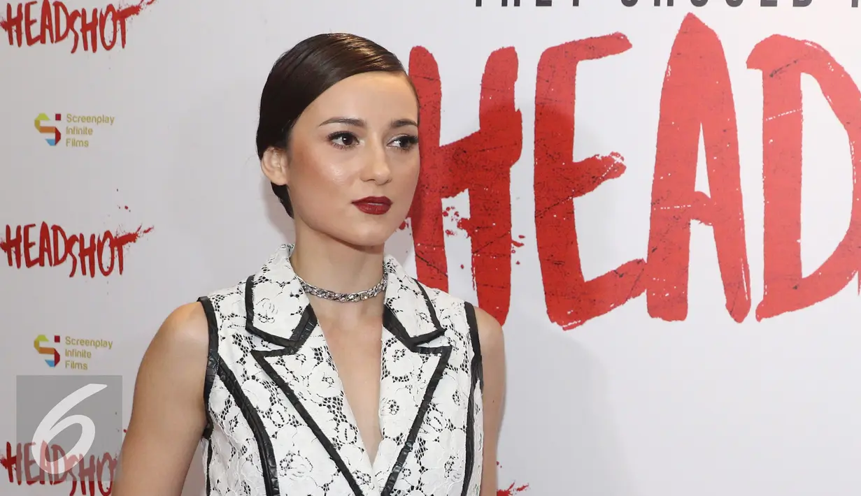 Julie Estelle berpose usai acara press screening dan jumpa press film Headshot di kawasan Senayan, Jakarta, Kamis (1/12). Film Headshot akan ditayangkan serentak pada 8 Des 2016. (Liputan6.com/Herman Zakharia)