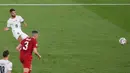 Pemain Italia Lorenzo Insigne mencetak gol ke gawang Turki pada pertandingan Grup A Euro 2020 di Stadion Olimpiade, Roma, Italia, 11 Juni 2021. Lorenzo Insigne melesakkan tendangan terukur dari sebelah kiri yang berakhir menjadi gol cantik. (Andrew Medichini/AFP)