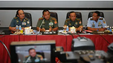 Panglima TNI Jenderal TNI Gatot Nurmantyo enggan mengomentari sikap Kepala Staf Angkatan Udara (KSAU) Marsekal Agus Supriatna yang mengaku menyurati pemerintah karena permasalahan seragam. Surat tersebut terkait miripnya warna dan desain seragam pegawai K