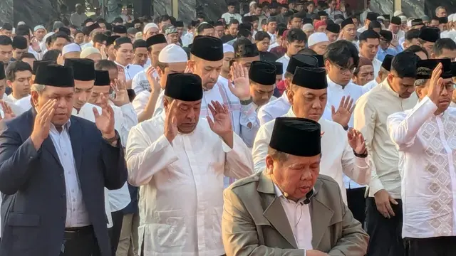 Pemerintah Provinsi (Pemprov) DKI Jakarta menggelar pelaksanaan Salat Idul Adha 1447 Hijriah di halaman Balai Kota DKI, Jakarta Pusat, Rabu (27/5/2026). (Liputan6/Winda Nelfira)