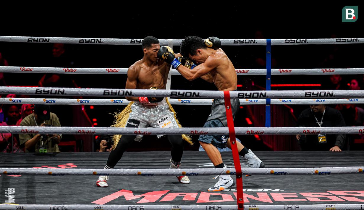 Pertarungan debut tinju profesional Byon Madness antara Ida Bagus Dwija Maha Gangga (Ibas) (kanan) melawan Atevus Chima Okefielem (Chima) (kiri) di Studio 6 Emtek City, Daan Mogot, Jakarta, pada Sabtu (26/04/2025). (Bola.com/Bagaskara Lazuardi)