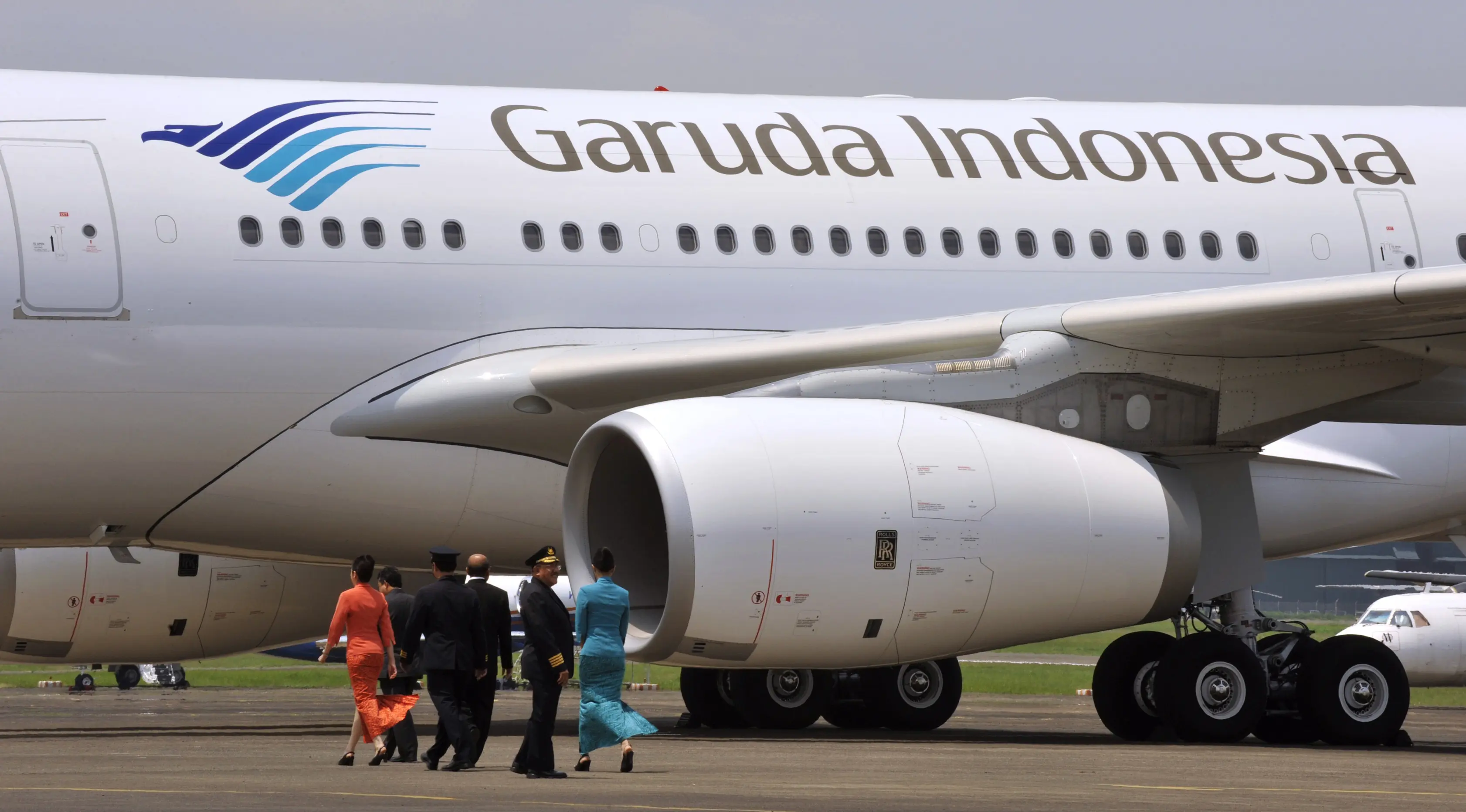 Pilot dan kru mendekati pesawat Garuda Airbus A330-200 di Bandara Soekarno Hatta pada 11 April 2012 (AFP PHOTO / ROMEO GACAD)