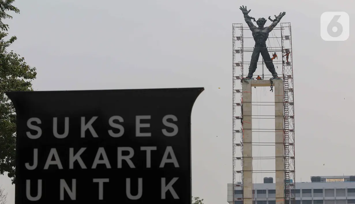 Dinas Kebudayaan DKI Jakarta melanjutkan program konservasi ke Monumen Pembebasan Irian Barat. (Liputan6.com/Herman Zakharia)