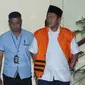 Bupati Lampung Tengah Mustafa (kedua kiri) berjalan meninggalkan Gedung KPK, Jakarta, Selasa (20/2). Mustafa diperiksa sebagai saksi dugaan suap persetujuan pinjaman daerah untuk APBD Lampung Tengah TA 2018. (Liputan6.com/Helmi Fithriansyah)