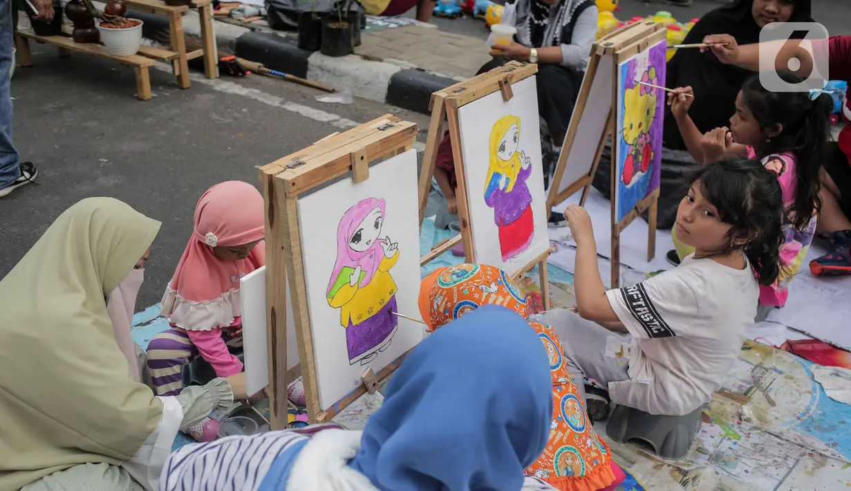 Anak-anak mewarnai gambar saat car free day (CFD) di kawasan Bundaran HI, Jakarta, Minggu (27/10/2019). Kegiatan tersebut digelar untuk melatih keterampilan motorik halus serta mengembangkan kreativitas dan imajinasi pada anak. (Liputan6.com/ Faizal Fanani)