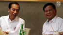 Senyum Presiden terpilih Joko Widodo atau Jokowi (kiri) dan Ketua Umum Partai Gerindra Prabowo Subianto berbincang saat makan bersama di FX Sudirman, Jakarta, Sabtu (13/7/2019). Kedatangan Jokowi dan Prabowo sontak membuat pengunjung FX Sudirman kaget dan bersorak sorai. (Liputan6.com/JohanTallo)