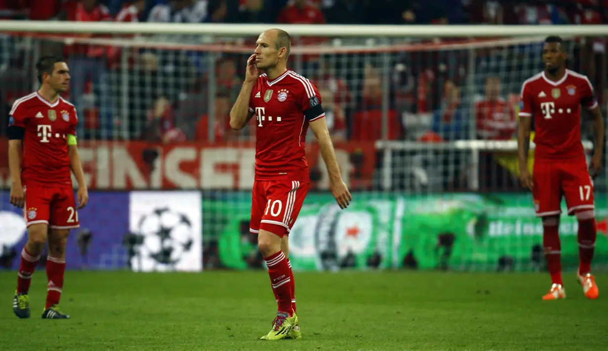 Tiga pemain Bayern Munich Philipp Lahm, Arjen Robben dan Jerome Boateng (dari kiri ke kanan) tertunduk lesu usai dipermalukan Real Madrid 0-4 di laga kedua kedua semifinal Liga Champions di Allianz Arena, Munich (30/4/2014). (REUTERS/Kai Pfaffenbach)