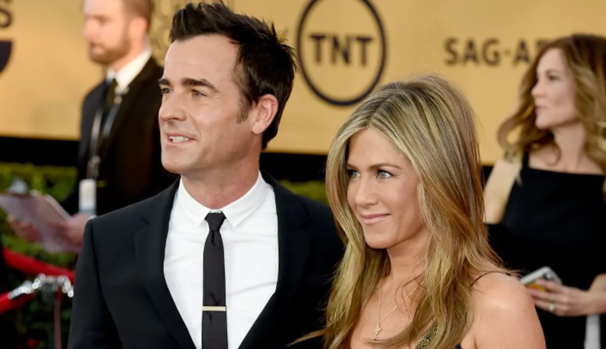 Jennifer Aniston dan Justin Theroux menghadiri The Screen Actors Guild Awards ke-21 di California pada 25 Januari 2015. Pasangan yang bertunangan sejak 2012 lalu itu telah resmi menikah pada Rabu (5/8) secara diam-diam. (Ethan Miller/Getty Images/AFP)