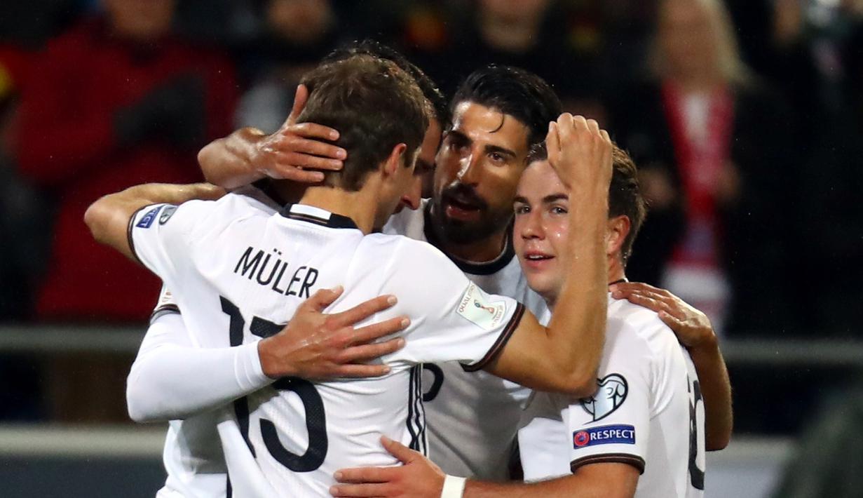 Jerman menekuk Irlandia Utara dengan skor 2-0, pada laga Grup C Kualifikasi Piala Dunia 2018 zona Eropa, di HDI-Arena, Hanover, Rabu (12/10/2016) dini hari WIB. Dua gol Jerman dicetak Julian Draxler dan Sami Khedira. (Reuters/Kai Pfaffenbach)