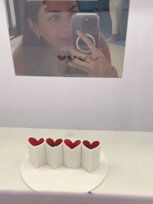 Keduanya pun nampak asik mengabadikan beberapa instalasi di museum tersebut. Seperti Jessica yang mengambil foto di instalasi berbentuk love.  (@jscmila)