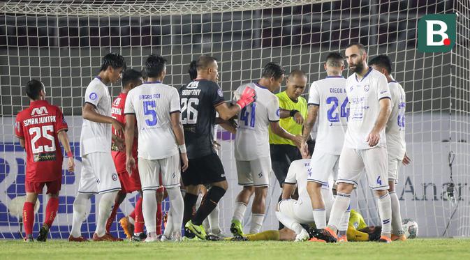 Wasit Oki Dwi Putra mendapatkan protes keras dari Persija Jakarta setelah menganulir gol Marko Simic ke gawang Arema FC dalam BRI Liga 1 di Stadion Manahan, Solo, Minggu (17/10/2021). (Bola.com/Bagaskara Lazuardi).