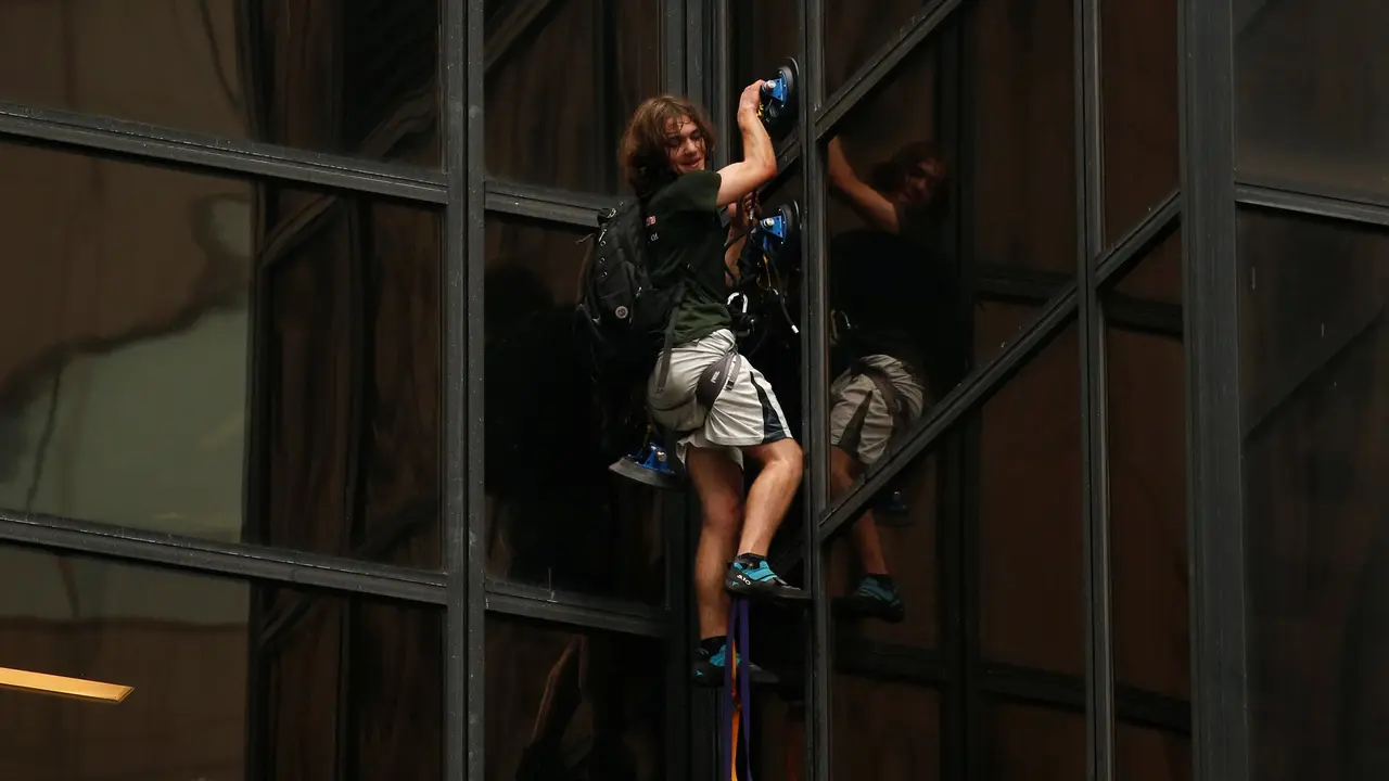 20160810-Pria Berambut Gondrong Nekat Panjat Menara Trump-New York