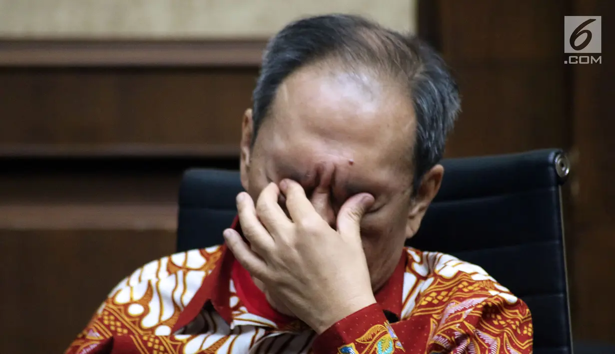 Pemilik OEM Investment Pte. Ltd dan Delta Energi, Made Oka Masagung saat menjalani sidang lanjutan dugaan korupsi proyek pengadaan e-KTP di Pengadilan Tipikor, Jakarta, Selasa (7/8). Sidang mendengar keterangan saksi. (Liputan6.com/Helmi Fithriansyah)