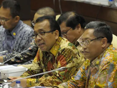 Menteri Sekretaris Negara Pratikno mengikuti rapat dengar pendapat (RDP) bersama Komisi II DPR, di Gedung DPR, Senayan, Jakarta, Senin (2/2/2015). (Liputan6.com/Andrian M Tunay) 