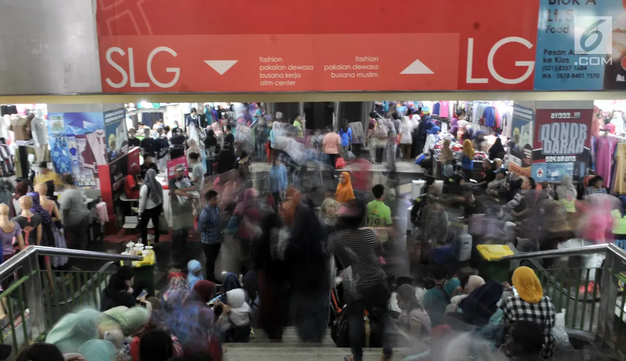 Pengunjung memadati pusat perbelanjaan Blok B Pasar Tanah Abang, Jakarta, Minggu (10/6). Seminggu mendekati perayaan Idul Fitri 1439 H, pusat grosir terbesar di asia tenggara tersebut semakin riuh oleh pengunjung. (Merdeka.com/Iqbal S. Nugroho)