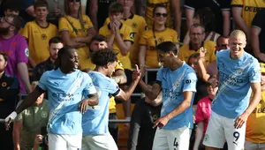 Pemain Manchester City, Tijjani Reijnders melakukan selebrasi bersama Oscar Bobb setelah mencetak gol ke gawang Bournemouth dalam laga Liga Inggris 2025/2026 di Molineux stadium, Wolverhampton, Inggris, Sabtu (16/08/2025) waktu setempat. (AFP/Darren Staples)