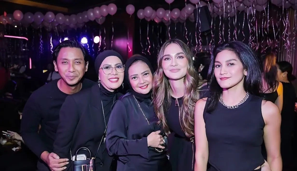 Turut hadir Luna Maya yang mengenakan dress hitam simpel dengan rambut panjang yang digerai. @ollaramlan.
