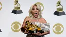 Lady Gaga berpose dengan penghargaan Grammy Awards 2019 di Staples Center, Los Angeles, California, AS, Minggu (10/2). Gaga meraih penghargaan Pop Duo/Group Performance, Best Song Written dan Best Pop Solo Performance.(Photo by Chris Pizzello/Invision/AP)