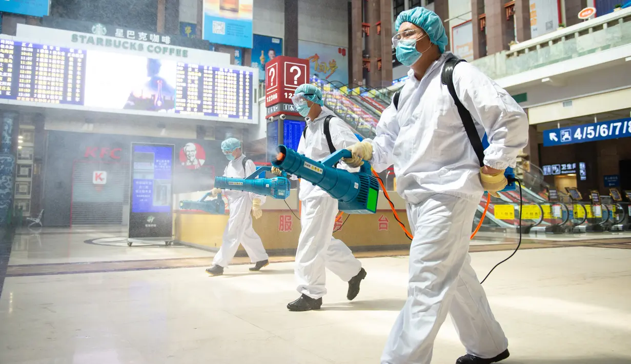 Para staf mendisinfeksi aula Stasiun Kereta Api Beijing, China (18/6/2020). Menyusul peningkatan tanggap darurat COVID-19 dari Level III ke Level II di Beijing, Stasiun Kereta Api Beijing melakukan langkah-langkah ketat untuk mengendalikan penyebaran epidemi COVID-19. (Xinhua/Chen Zhonghao)