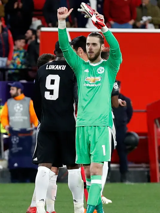 David de Gea menyapa fans usai pertandingan melawan Sevilla di leg pertama babak 16 besar Liga Champions di stadion Ramon Sanchez Pizjuan, Spanyol (21/2). MU bermain imbang 0-0 atas Sevilla. (AP Photo/Miguel Morenatti)