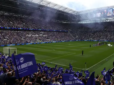 Suporter Everton memadati Stadion Hill Dickinson dalam laga Liga Inggris antara Everton melawan Brighton pada Minggu (24/08/2025) waktu setempat. (AFP/Darren Staples)