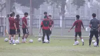 Indra Sjafri memimpin sesi latihan skuad Timnas Indonesia U-20 di Lapangan ABC, Gelora Bung Karno, Jakarta, Jumat (24/5/2024). Riski Afrisal dan kawan-kawan tampak antusias dalam sesi latihan itu. (Bola.com/Abdul Aziz)