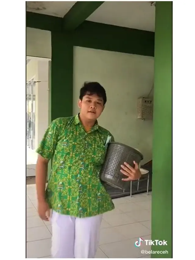 Kelakuan Kocak Anak Sekolah Saat Dilarang Pakai Ransel, Ini 8 Benda yang Dibawa