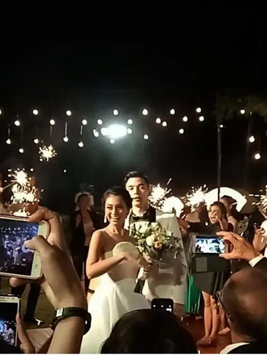 Rona ceria dari dua pengantin yang baru saja meresmikan hubungannya hari ini. Dalam video, keduanya terlihat menikmati pesta dengan berjoged bersama dengan tamu yang hadir. (Instagram/agungbentuk)
