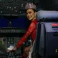 Miss Internasional 2015, Edymar Martinez beserta Putri Indonesia 2016, Kezia Roslin Cikita Warouw mencoba flight simolator, Jakarta, (22/2). Kunjungan untuk memberikan motivasi para pramugari yang akan terjun kelapangan. (Liputan6.com/Herman Zakharia)