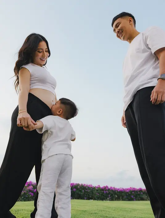 Terbaru Nikita Willy yang mengungkapkan tengah hamil anak kedua. Lewat unggahan di Instagram, ia memperlihatkan baby bump-nya dengan mengenakan crop top dan long pants. [@nikitawillyofficial94]
