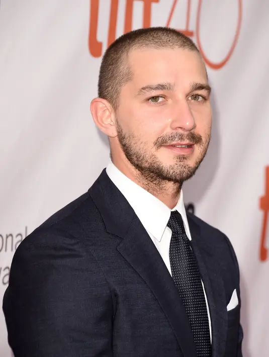 Rupanya keseriusan Shia LaBeouf untuk meyakini sang kekasih Mia Goth telah berhasil. Mereka ditemui memesan cincin pernikahan yang dilapisi berlian. (AFP/JASON MERRITT / GETTY IMAGES NORTH AMERICA)