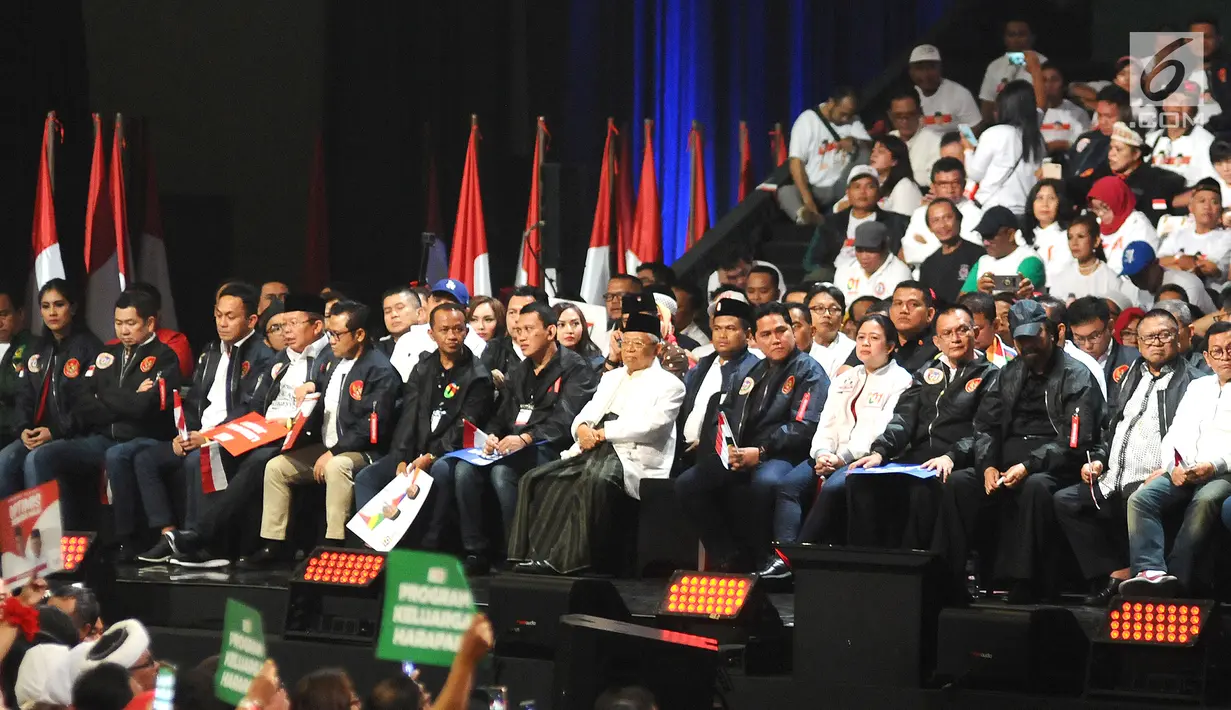 Para politisi partai pendukung dan TKN Jokowi-Ma'ruf Amin saat menghadiri Konvensi Rakyat yang mengangkat optimis Indonesia maju di SICC, Bogor, Jawa Barat, Minggu (24/2). (Liputan6.com/Herman Zakharia)