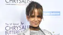 Halle Berry berpose di red carpet Chrysalis Butterfly Ball di Private Residence, Los Angeles, 3 Juni 2017. Kedua tangannya memegangi perut, mengindikasikan ia sedang memamerkan perut hamilnya yang buncit. (Frazer Harrison/GETTY IMAGES NORTH AMERICA/AFP)