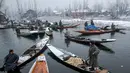 Sejumlah pedagang berada di perahu menjual sayur dan buah-buahan di pasar terapung di danau Dal, Srinagar, Kashmir India, (25/1). Pasar ini menjual sayuran yang dipetik langsung dari sebuah perkebunan yang juga ada di danau tersebut. (AP Photo/Dar Yasin)