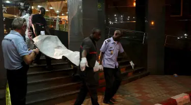 Petugas mengevakuasi jenazah korban tewas dalam aksi penyanderaan di Hotel Radisson Blu di Bamako, Mali, Jumat (20/11). Aksi penyanderaan yang berlangsung selama 9 jam tersebut menewaskan 27 orang. (REUTERS/Joe Penney)