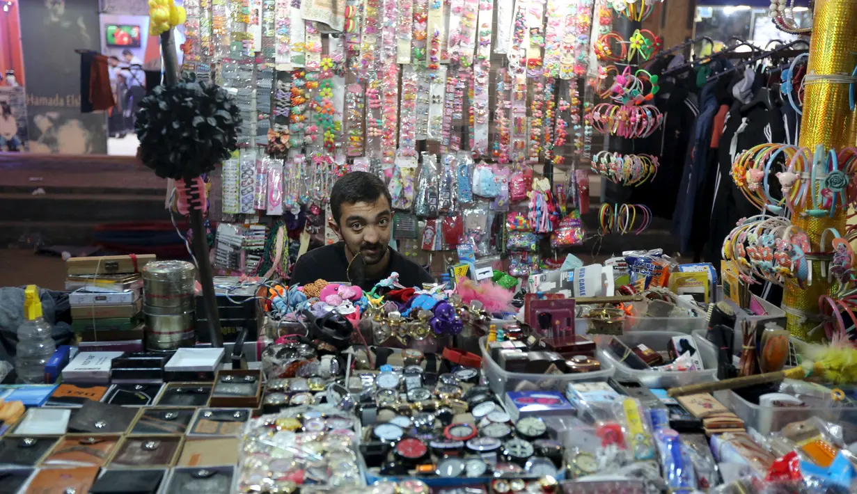 Seorang warga Suriah menjual aksesoris dipinggiran kota 6 Oktober, Giza, Mesir, (19/3). Menariknya di daerah ini sebagian pekerjanya merupakan imigran asal Suriah yang sedang mencari pekerjaan. (REUTERS / Mohamed Abd El Ghany)