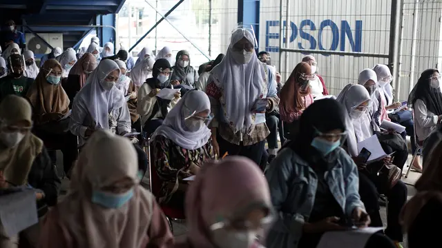 Vaksinasi di pabrik Epson Indonesia, di Cikarang, Kabupaten Bekasi, Jawa Barat, Rabu 4 Juli 2021.