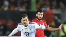 Pemain timnas Jerman, Leon Goretzka dan gelandang Azerbaijan, Rahid Amirguliyev berebut bola pada babak kualifikasi Piala Dunia 2018 zona Eropa di Stadion Fritz Walter, Minggu (8/10). Dua gol Goretzka mewarnai kemenangan Jerman 5-1 (Christof STACHE/AFP)