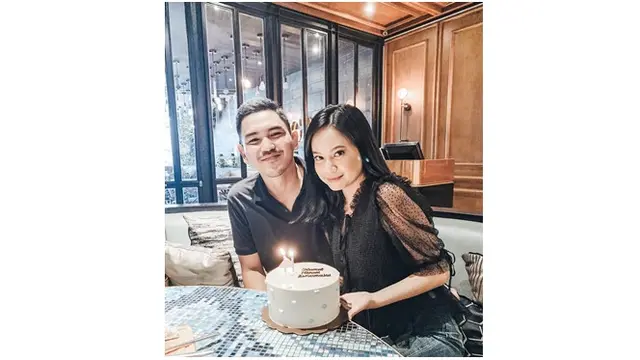 Dharmasakti saat memberikan kejutan ulang tahun Hanggini, keduanya kompak mengenakan baju hitam.