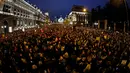 Ribuan orang turun ke jalan Alcala untuk memperingati Hari Perempuan Internasional di Madrid (8/3). Para perempuan di Spanyol angkat suara melawan kekerasan, pelecehan dan ketimpangan upah. (AFP/Oscar Del Pozo)